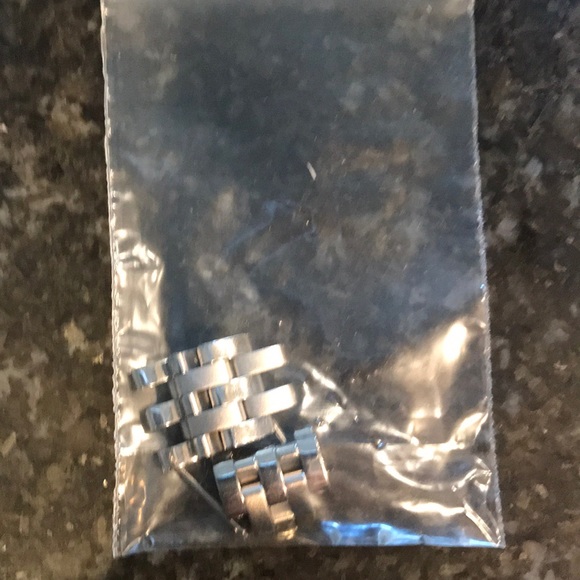 Women’s Gucci Mother of Pearl w/Diamonds Watch - Picture 4 of 7